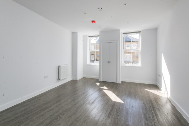 View Full Details for High Road, N12 9RA