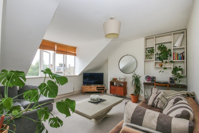 View Full Details for Queens Drive, N4 2BB